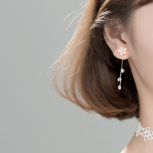 Laden Sie das Bild in den Galerie-Viewer, Blumen Kristall Ohrstecker aus Silber