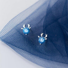 Laden Sie das Bild in den Galerie-Viewer, Blaue Rentier Ohrstecker aus Silber