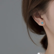 Laden Sie das Bild in den Galerie-Viewer, Blaue Rentier Ohrstecker aus Silber