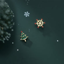 Laden Sie das Bild in den Galerie-Viewer, Weihnachtsbaum Schneeflocken Ohrstecker aus Silber