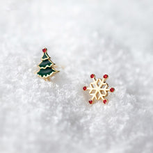Laden Sie das Bild in den Galerie-Viewer, Weihnachtsbaum Schneeflocken Ohrstecker aus Silber