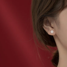Laden Sie das Bild in den Galerie-Viewer, Weihnachtsbaum Schneeflocken Ohrstecker aus Silber