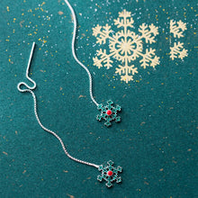 Laden Sie das Bild in den Galerie-Viewer, Grüne Schneeflocken Ohrstecker aus Silber