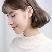 Laden Sie das Bild in den Galerie-Viewer, Grüne Schneeflocken Ohrstecker aus Silber