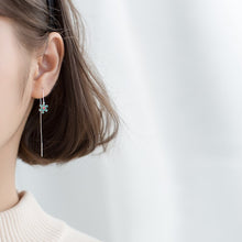 Laden Sie das Bild in den Galerie-Viewer, Grüne Schneeflocken Ohrstecker aus Silber