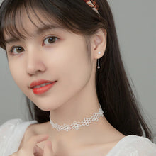 Laden Sie das Bild in den Galerie-Viewer, Kugel Kristall Ohrstecker aus Silber