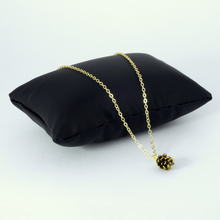 Laden Sie das Bild in den Galerie-Viewer, Kieferzapfen Halskette