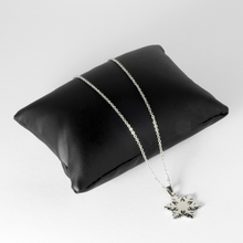 Laden Sie das Bild in den Galerie-Viewer, Schneeflocken Halskette