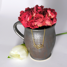 Laden Sie das Bild in den Galerie-Viewer, Bienenwaben Halskette