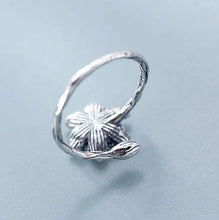 Laden Sie das Bild in den Galerie-Viewer, Schwarzer Blumen Ring aus Silber