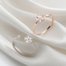 Laden Sie das Bild in den Galerie-Viewer, Zirkonia Blumen Ring aus Silber