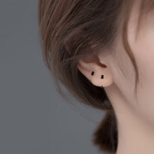 Laden Sie das Bild in den Galerie-Viewer, Mini Rechteck Ohrringe aus Silber