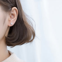 Laden Sie das Bild in den Galerie-Viewer, Schneeflocken Ohrstecker aus Silber