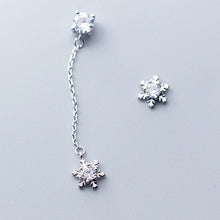 Laden Sie das Bild in den Galerie-Viewer, Schneeflocken Ohrstecker aus Silber