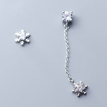 Laden Sie das Bild in den Galerie-Viewer, Schneeflocken Ohrstecker aus Silber