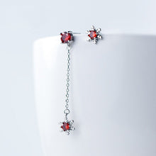 Laden Sie das Bild in den Galerie-Viewer, Schneeflocken Ohrstecker aus Silber