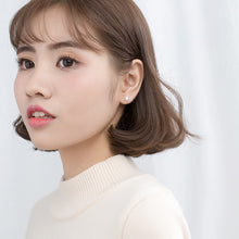 Laden Sie das Bild in den Galerie-Viewer, Schneeflocken Ohrstecker aus Silber