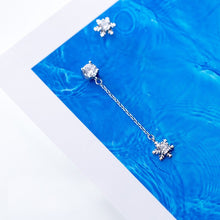Laden Sie das Bild in den Galerie-Viewer, Schneeflocken Ohrstecker aus Silber