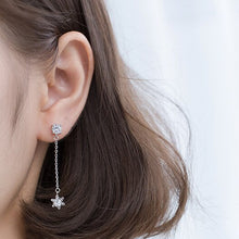 Laden Sie das Bild in den Galerie-Viewer, Schneeflocken Ohrstecker aus Silber