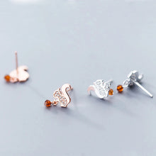 Laden Sie das Bild in den Galerie-Viewer, Eichhörnchen Ohrstecker aus Silber