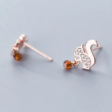 Laden Sie das Bild in den Galerie-Viewer, Eichhörnchen Ohrstecker aus Silber