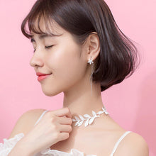 Laden Sie das Bild in den Galerie-Viewer, Weisse Blumen Ohrringe aus Silber