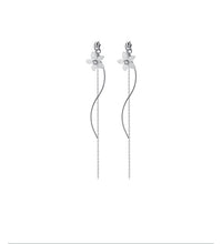 Laden Sie das Bild in den Galerie-Viewer, Weisse Blumen Ohrringe aus Silber