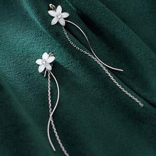 Laden Sie das Bild in den Galerie-Viewer, Weisse Blumen Ohrringe aus Silber