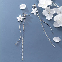 Laden Sie das Bild in den Galerie-Viewer, Weisse Blumen Ohrringe aus Silber