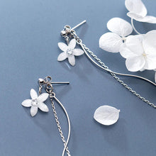 Laden Sie das Bild in den Galerie-Viewer, Weisse Blumen Ohrringe aus Silber