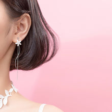 Laden Sie das Bild in den Galerie-Viewer, Weisse Blumen Ohrringe aus Silber