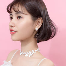 Laden Sie das Bild in den Galerie-Viewer, Weisse Blumen Ohrringe aus Silber