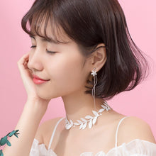 Laden Sie das Bild in den Galerie-Viewer, Weisse Blumen Ohrringe aus Silber