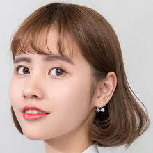 Laden Sie das Bild in den Galerie-Viewer, Zirkonia Blumen Ohrstecker aus Silber