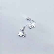 Laden Sie das Bild in den Galerie-Viewer, Zirkonia Blumen Ohrstecker aus Silber