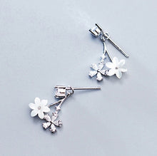 Laden Sie das Bild in den Galerie-Viewer, Zirkonia Blumen Ohrstecker aus Silber