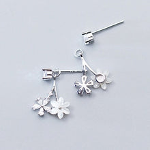 Laden Sie das Bild in den Galerie-Viewer, Zirkonia Blumen Ohrstecker aus Silber