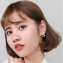 Laden Sie das Bild in den Galerie-Viewer, Zirkonia Blumen Ohrstecker aus Silber