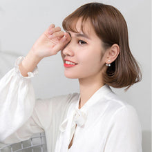 Laden Sie das Bild in den Galerie-Viewer, Zirkonia Blumen Ohrstecker aus Silber