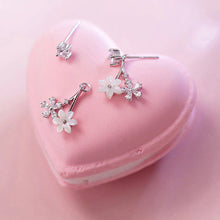 Laden Sie das Bild in den Galerie-Viewer, Zirkonia Blumen Ohrstecker aus Silber