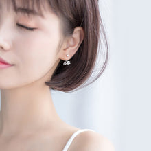 Laden Sie das Bild in den Galerie-Viewer, Zirkonia Blumen Ohrstecker aus Silber