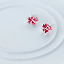 Laden Sie das Bild in den Galerie-Viewer, Pink Weisse Blumen Ohrstecker aus Silber