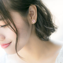 Laden Sie das Bild in den Galerie-Viewer, Pink Weisse Blumen Ohrstecker aus Silber