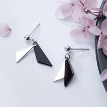 Laden Sie das Bild in den Galerie-Viewer, Dreieck-Tropfen Ohrstecker aus Silber