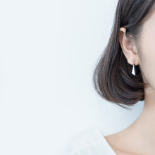 Laden Sie das Bild in den Galerie-Viewer, Dreieck-Tropfen Ohrstecker aus Silber