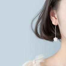Laden Sie das Bild in den Galerie-Viewer, Schneeflocken Kristall Ohrringe aus Silber