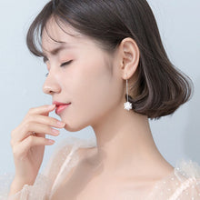 Laden Sie das Bild in den Galerie-Viewer, Schneeflocken Kristall Ohrringe aus Silber