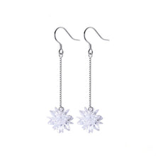 Laden Sie das Bild in den Galerie-Viewer, Schneeflocken Kristall Ohrringe aus Silber