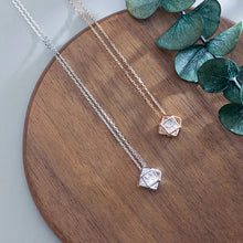 Laden Sie das Bild in den Galerie-Viewer, Eingeschlossene Kristall Halskette aus Silber