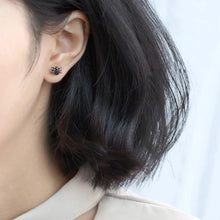 Laden Sie das Bild in den Galerie-Viewer, Spinnen Ohrstecker aus Silber